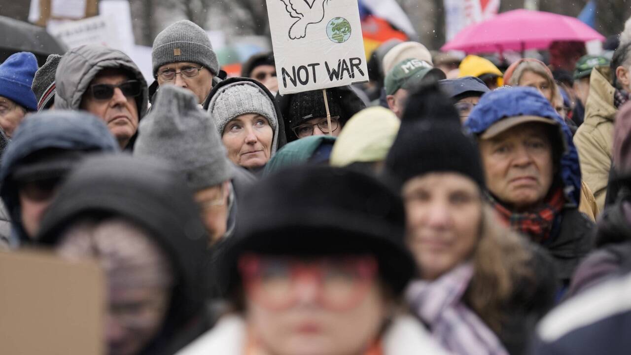 Zehntausende Menschen beim 'Aufstand für Frieden' in Berlin 