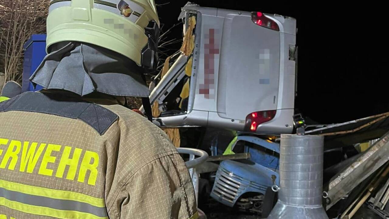 Der Bus stürzte in der 'Schlösselkehre' über eine Böschung 