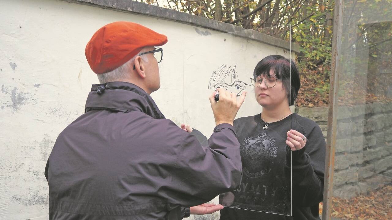 Die Schülerinnen und Schüler waren zur Aktion „Einwurf“ des Künstlers Bernhard Gwiggner eingeladen. Die Schülerinnen und Schüler waren zur Aktion „Einwurf“ des Künstlers Bernhard Gwiggner eingeladen.