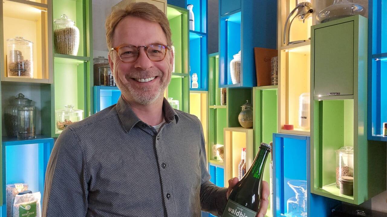 Axel Kiesbye mit dem Waldbier 2022 (Wachauer Auwald) im Bierkulturhaus Obertrum. 