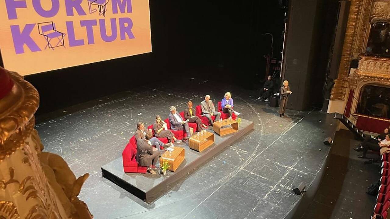 'Kultur Forum'-Suchbild mit Kulturminister (Bühnenmitte) und Staatssekretärin (Erste Reihe) 