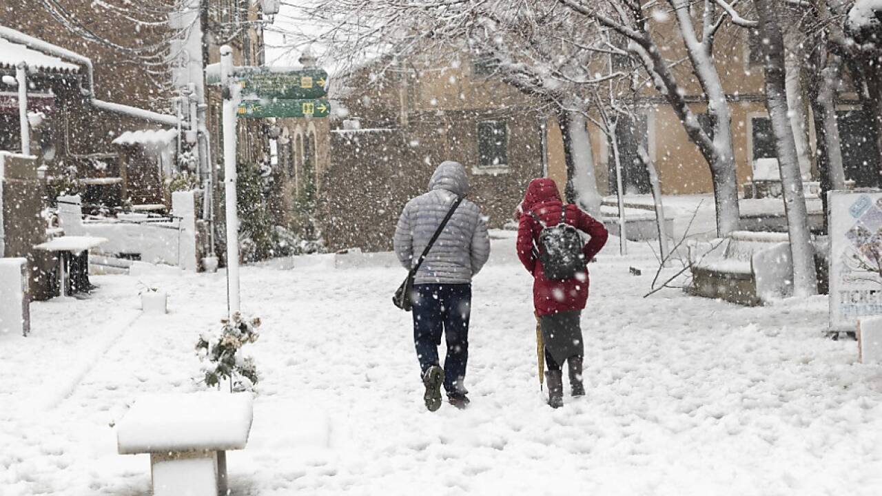 Menschen im Bergdorf Valldemossa während aktuellen Wintereinbruchs 