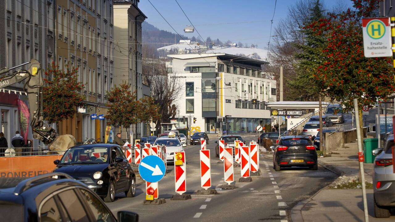 Der Hauptkanal in der Schallmooser Hauptstraße wird erneuert, und zwar durch ein glasfaserverstärktes Kunststoffrohr mit einem Durchmesser von 80 Zentimetern. Ab Montag ist mit umfangreichen Verkehrsbehinderungen zu rechnen.  