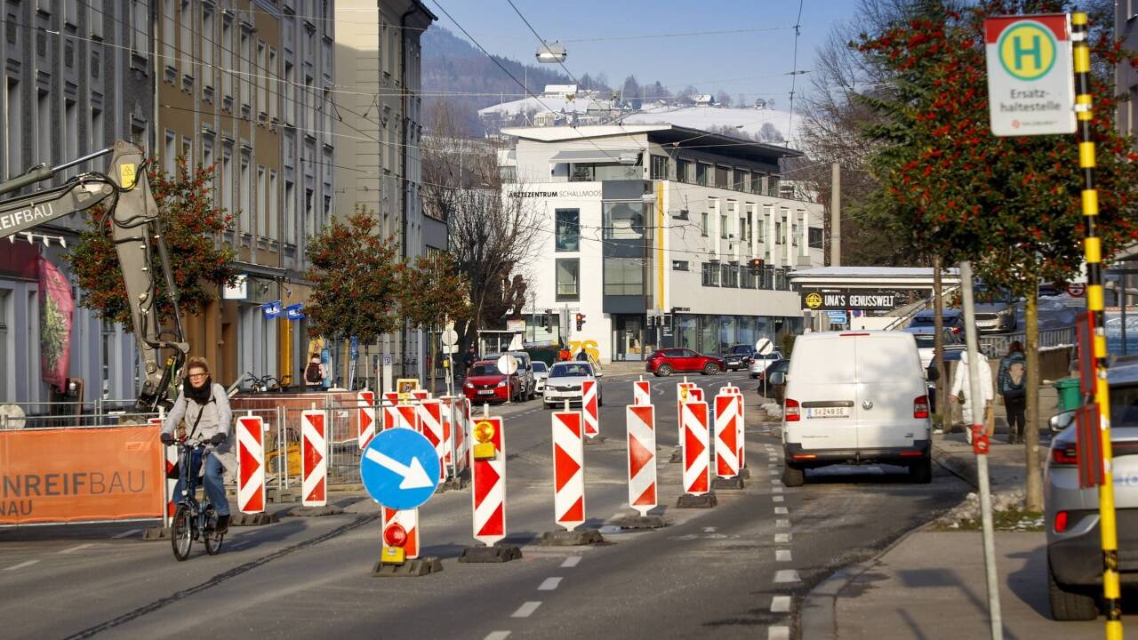 Der Hauptkanal in der Schallmooser Hauptstraße wird erneuert, und zwar durch ein glasfaserverstärktes Kunststoffrohr mit einem Durchmesser von 80 Zentimetern. Ab Montag ist mit umfangreichen Verkehrsbehinderungen zu rechnen.  