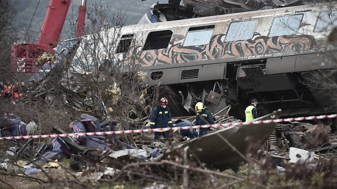 Schwerstes Zugsunglück seit Jahrzehnten in Griechenland 