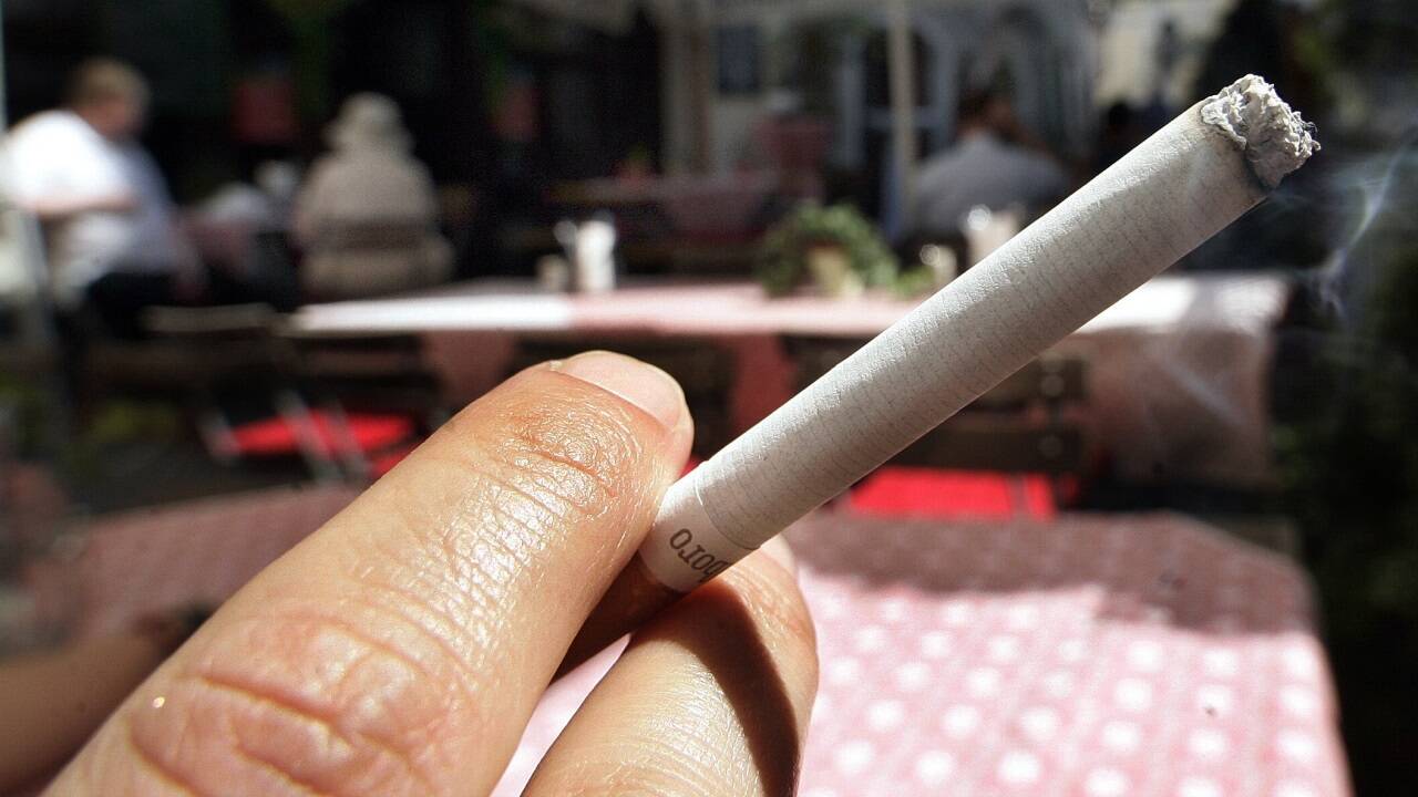 Mehr als ein Fünftel der Österreicherinnen und Österreicher greift regelmäßig zur Zigarette. 