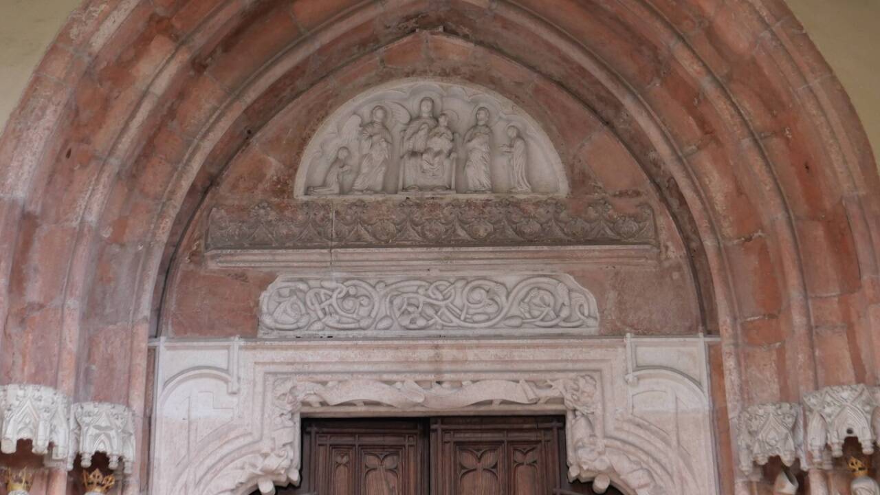 Rankenwerk auf dem Kirchenportal der Stiftskirche Nonnberg in Salzburg.  