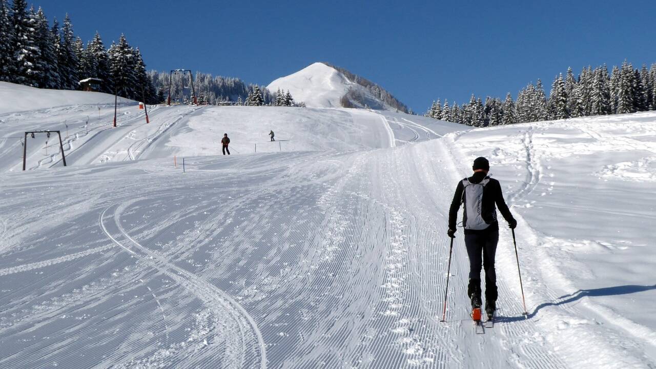 Platz genug für alle. Im Fokus des Tourengehers steht der Labenberg. Platz genug für alle. Im Fokus des Tourengehers steht der Labenberg.