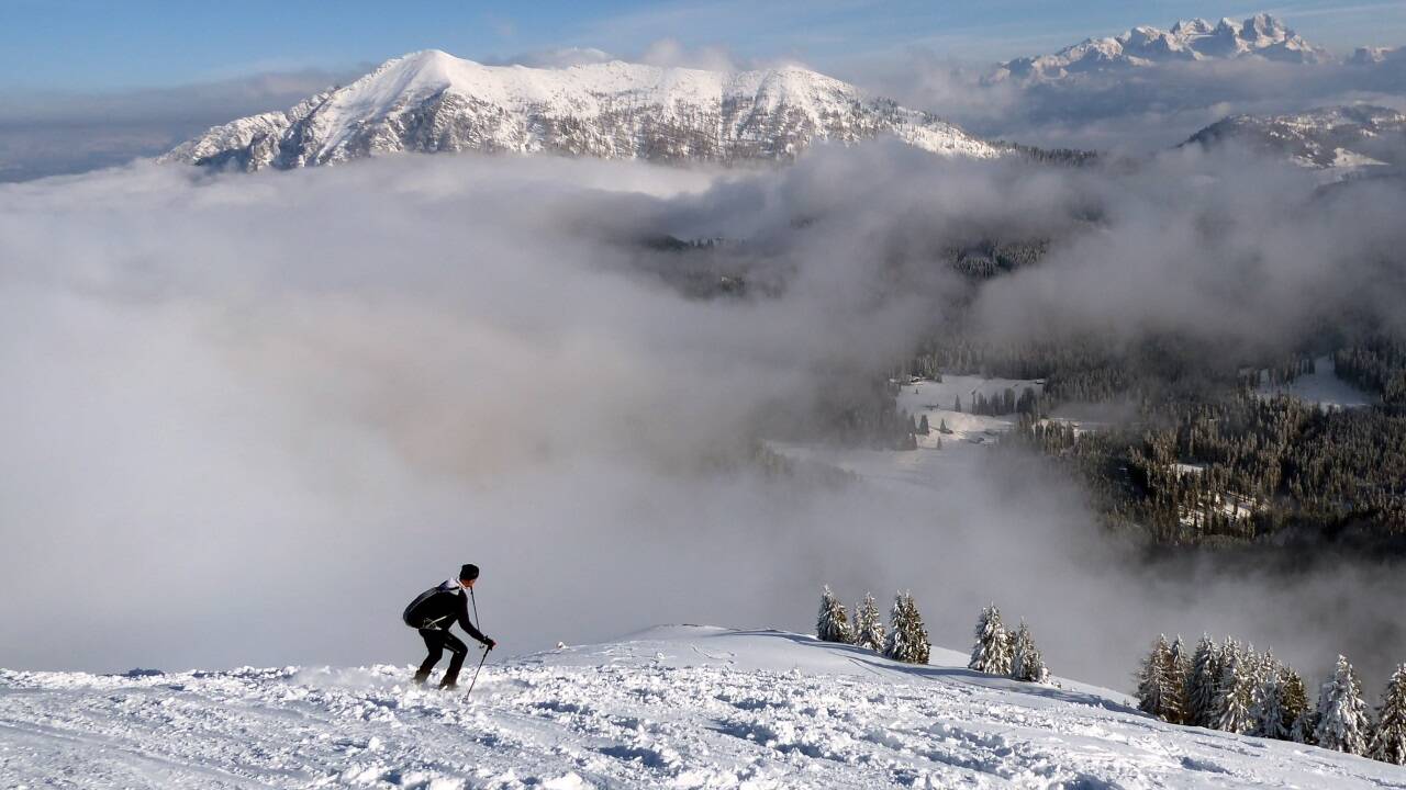 Abfahrt vom Labenberg mit Blick auf den Braunedel (links) und den Dachstein (rechts). Abfahrt vom Labenberg mit Blick auf den Braunedel (links) und den Dachstein (rechts).
