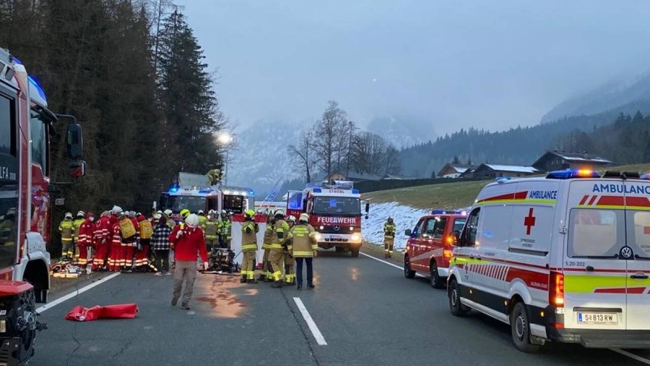 Die Schwerverletzten wurden in das Uniklinikum Salzburg eingeliefert, die dritte Person ist in das Krankenhaus Bad Ischl transportiert worden. Die Schwerverletzten wurden in das Uniklinikum Salzburg eingeliefert, die dritte Person ist in das Krankenhaus Bad Ischl transportiert worden.