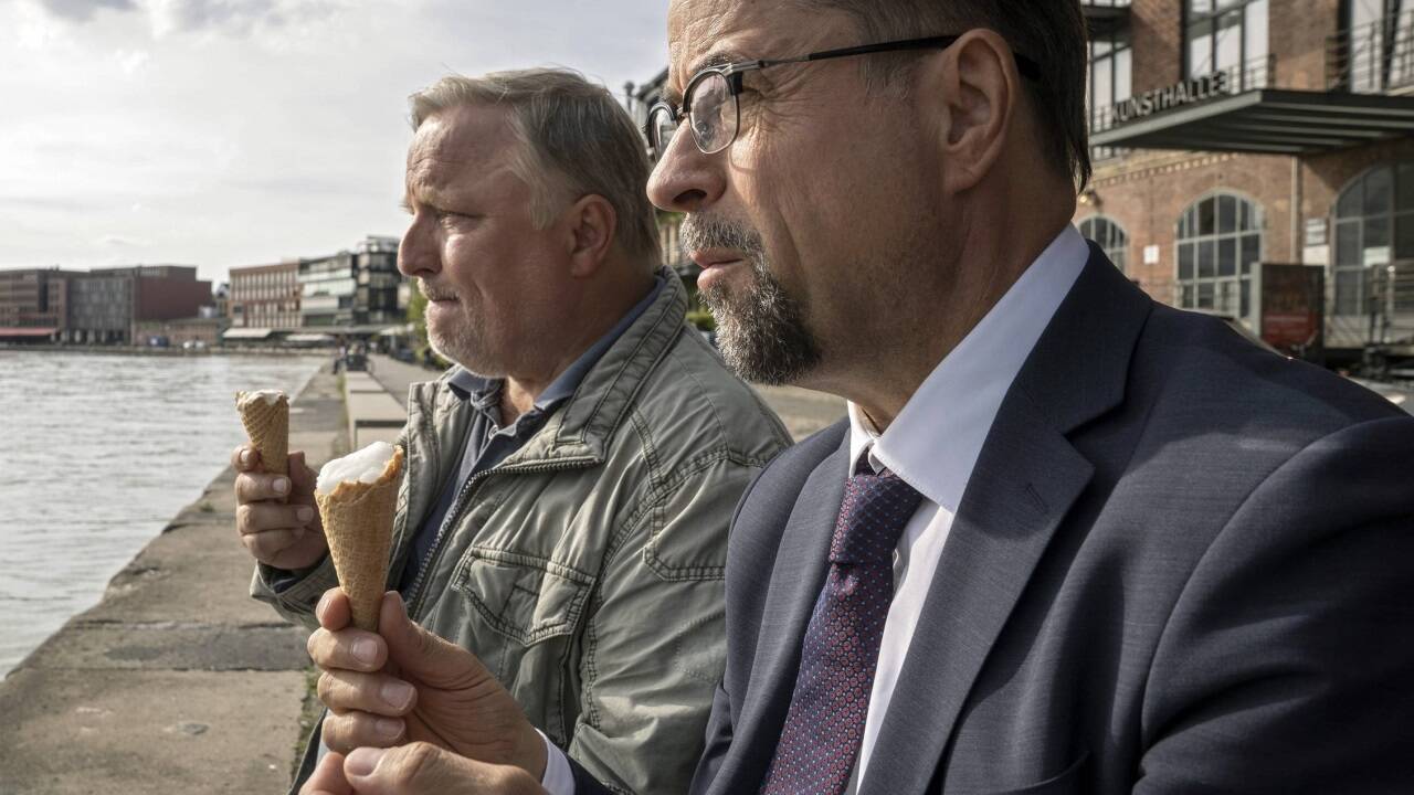 Thiel (Axel Prahl) und Boerne (Jan Josef Liefers) besprechen die bisher vorliegenden Infos zum Kriminalfall – dabei hilft ein Eis. 