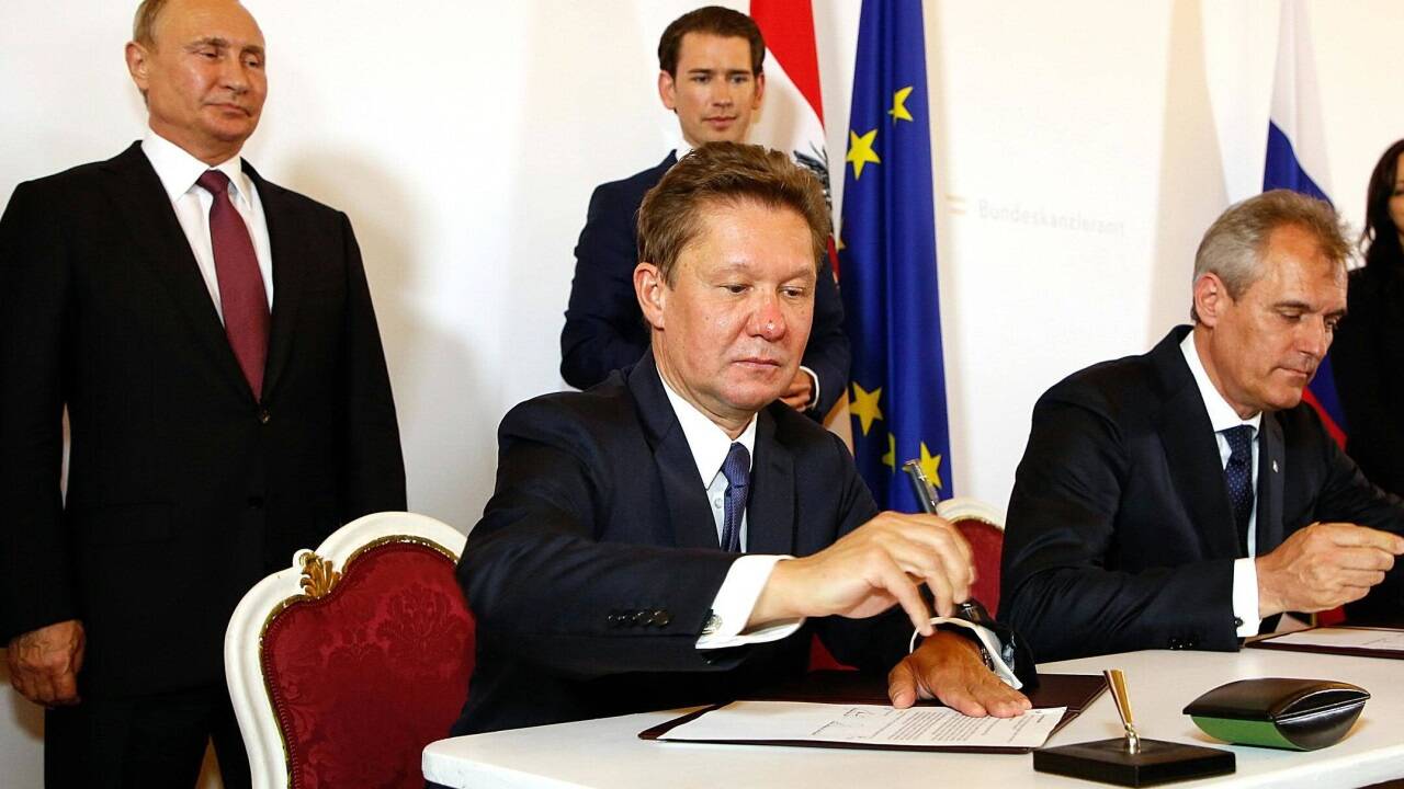 Russlands Präsident Wladimir Putin und Bundeskanzler Sebastian Kurz sind im Juni 2018 Zeugen beim Unterzeichnen des Gasliefervertrags durch Gazprom-Chef Alexej Miller und OMV-Chef Rainer Seele. Russlands Präsident Wladimir Putin und Bundeskanzler Sebastian Kurz sind im Juni 2018 Zeugen beim Unterzeichnen des Gasliefervertrags durch Gazprom-Chef Alexej Miller und OMV-Chef Rainer Seele.
