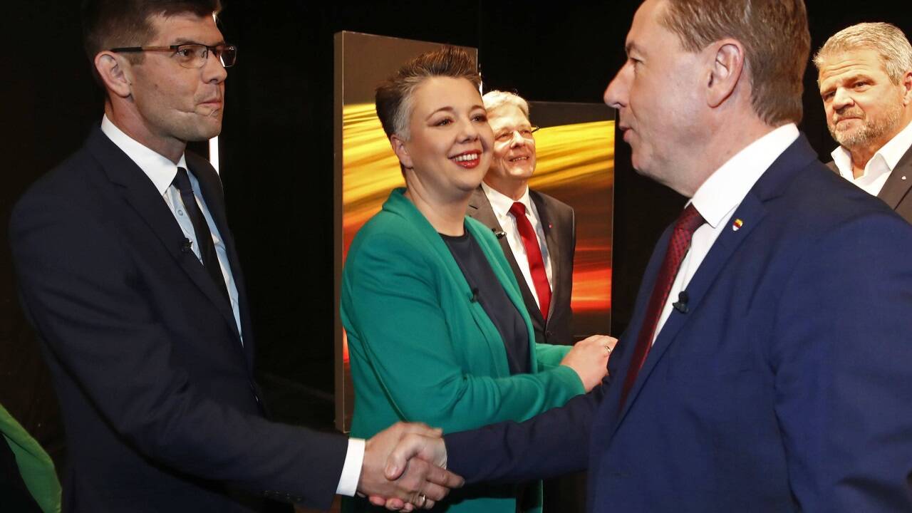 Gruppenbild ohne Neos: Martin Gruber (ÖVP), Olga Voglauer (Grüne), LH Peter Kaiser (SPÖ), Erwin Angerer (FPÖ) und Gerhard Köfer (Team Kärnten) am Rande der Kärntner „Elefantenrunde“. Janos Juvan (Neos) ist auf dem Bild nicht zu sehen. Gruppenbild ohne Neos: Martin Gruber (ÖVP), Olga Voglauer (Grüne), LH Peter Kaiser (SPÖ), Erwin Angerer (FPÖ) und Gerhard Köfer (Team Kärnten) am Rande der Kärntner „Elefantenrunde“. Janos Juvan (Neos) ist auf dem Bild nicht zu sehen.
