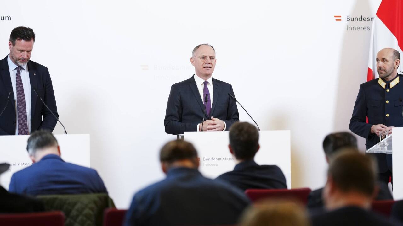 Innenminister Gerhard Karner (Mitte), der Generaldirektor für öffentliche Sicherheit, Franz Ruf (rechts), und der Leiter des Bundeskriminalamts, Andreas Holzer (links), bei der Präsentation der Kriminalstatistik 2022 am Montag in Wien. 