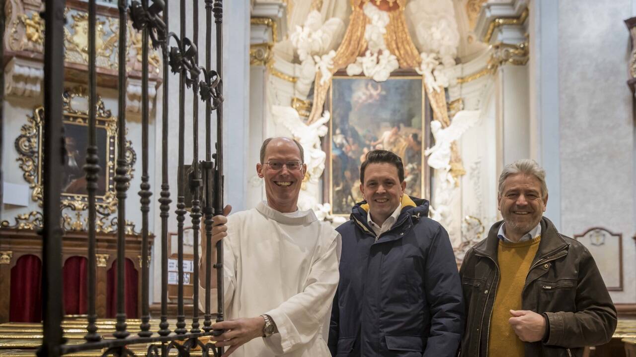 Freuen sich über die gelungene Restaurierung: Frater Nikolaus Deckan aus dem Konvent der Barmherzigen Brüder, der Gesamtleiter des Spitals und aller Einrichtungen des Konvents, Arno Buchacher und Architekt Edgar Spraiter, der die Restaurierung begleitet hat (v.l.).  