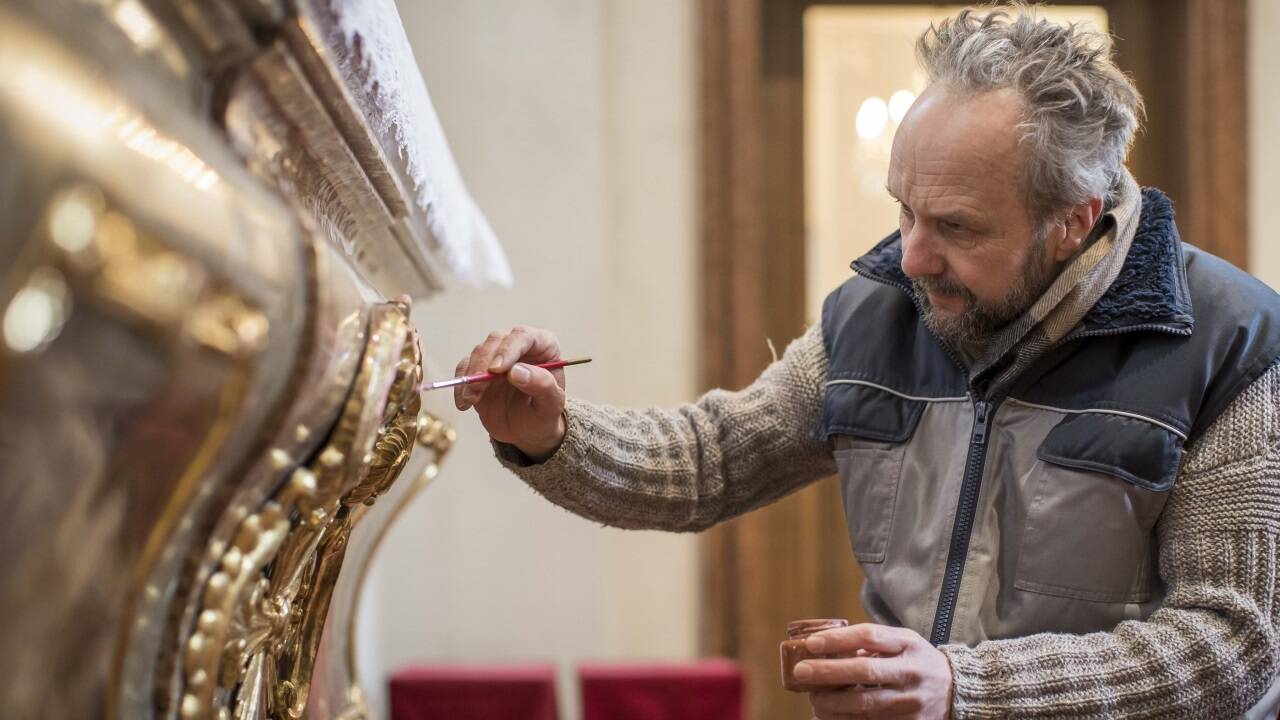Der akademische Restaurator Alexander Lassnig hat in der Kajetanerkirche die insgesamt 20 Leinwandgemälde und Holzskulpturen restauriert. Auch das Hochaltarbild von Paul Troger kommt nun wieder in seiner optischen Erscheinung voll zur Geltung.  