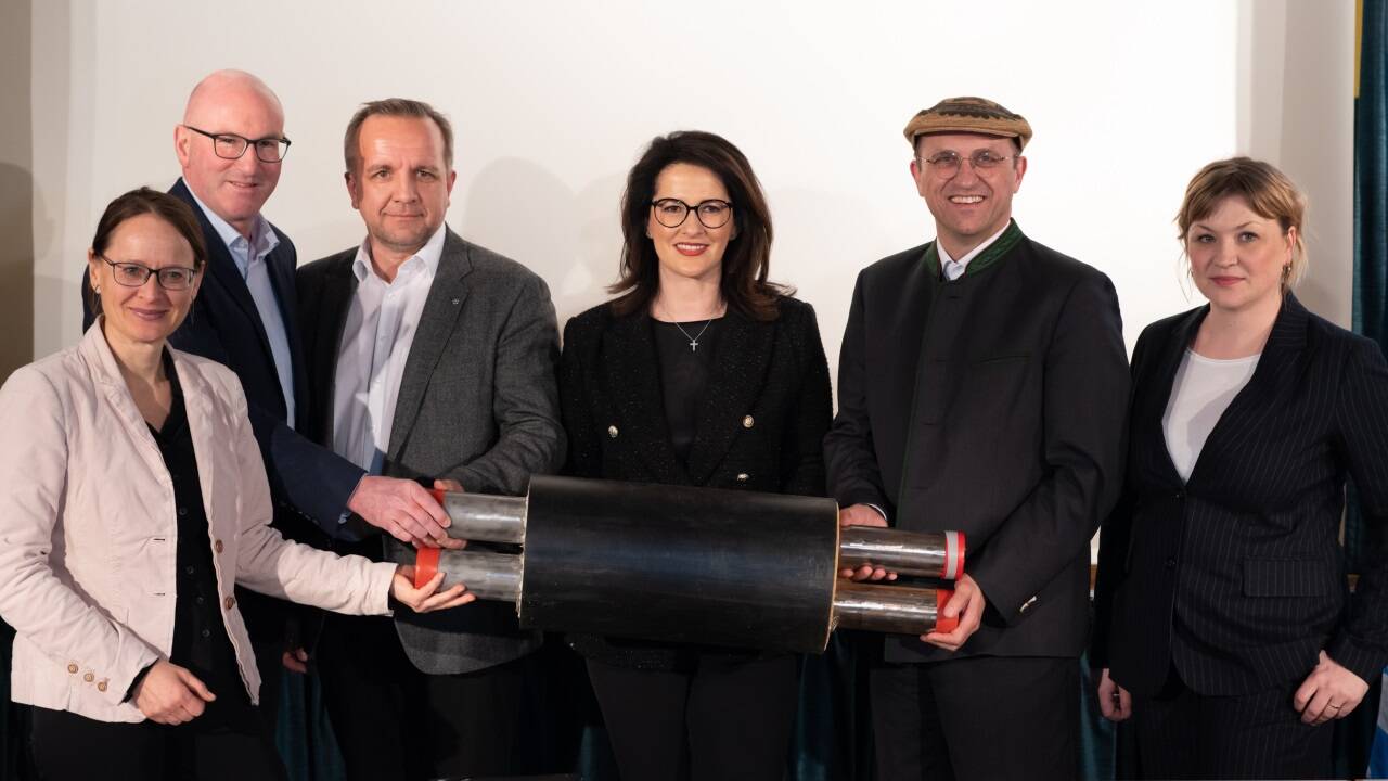 LH-Stv. Martina Berthold, Bernhard Kern (Landrat Berchtesgadener Land), Michael Perkmann (Vorstand Regionalwerk Chiemgau-Rupertiwinkel), Bayerns Staatsministerin Michaela Kaniber, Hans-Jörg Birner (Bürgermeister von Kirchanschöring) und Bürgerlisten-Stadträtin Anna Schiester. 