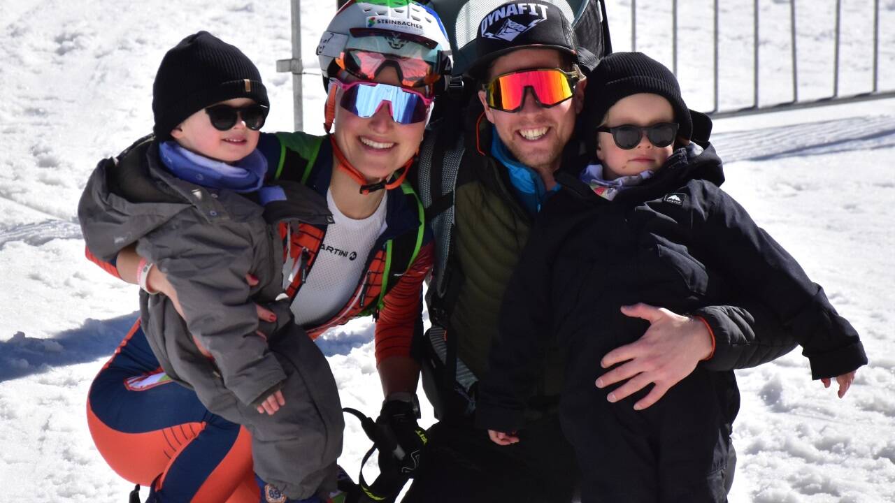 Die ganze Familie an der Rennstrecke, ein seltener Glücksmoment für Johanna Hiemer, mit Ehemann Lukas und den Söhnen Paul und Emil.  