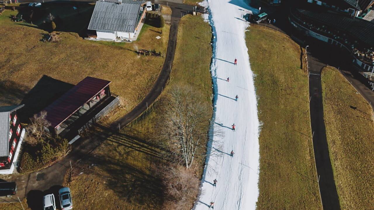 Aufgrund der warmen Temperaturen herrscht im heurigen Winter in vielen Skigebieten immer wieder Schneemangel. Im Bild: Skifahrer auf der Piste am 30. Dezember 2022 in Riezlern im Kleinwalsertal in Vorarlberg. 