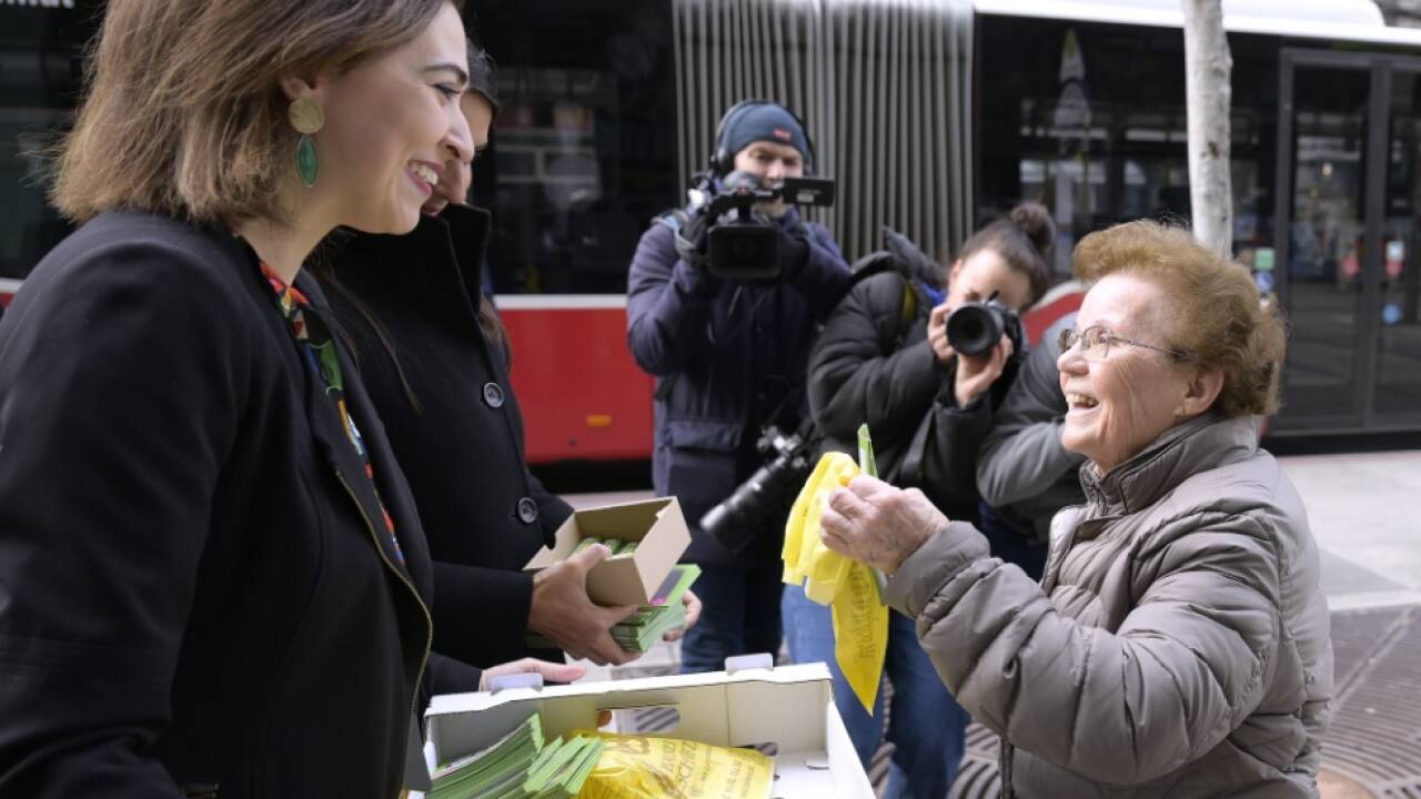 Justisministerin Zadic und Grüne verteilen zum Frauentag Kipferl  Justisministerin Zadic und Grüne verteilen zum Frauentag Kipferl