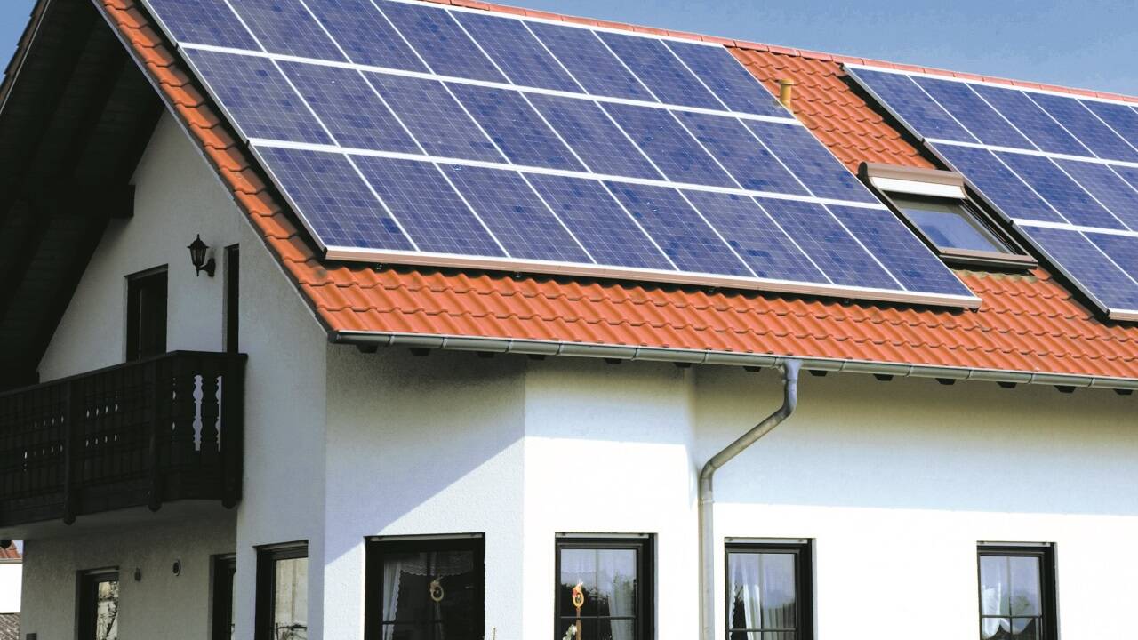 Immer mehr Menschen investieren in eine eigene Photovoltaikanlage.  Immer mehr Menschen investieren in eine eigene Photovoltaikanlage.