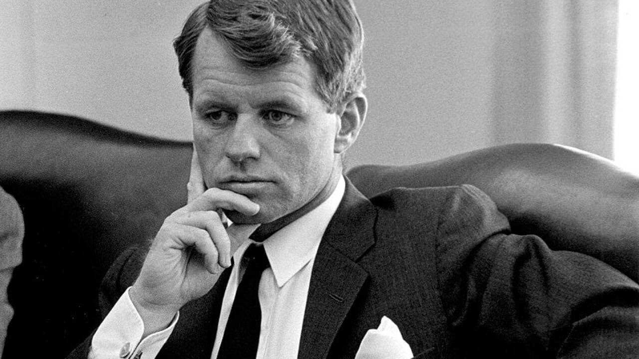 1968: US-Senator Robert Kennedy, Bruder des 1963 ermordeten Präsidenten John F. Kennedy und ehemaliger Justizminister, gibt seine Bewerbung um die Investitur zum Präsidentschaftskandidaten der Demokratischen Partei bekannt. 