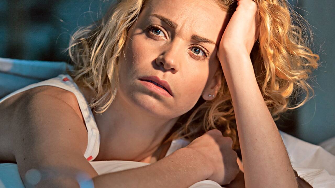 Wer in der Nacht aufwacht und nicht mehr schlafen kann, sollte sich nicht quälen – sondern lieber aufstehen und im Sitzen etwas lesen. 
