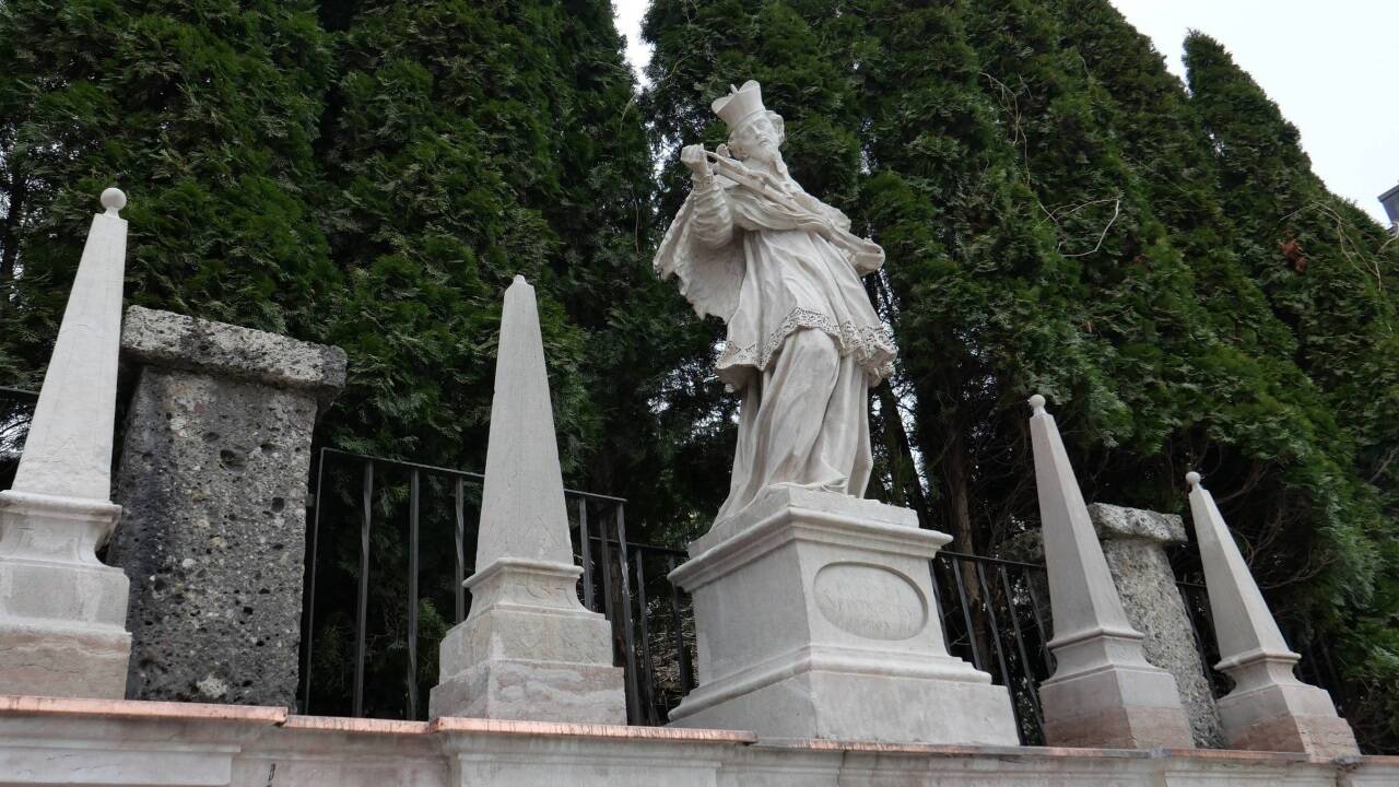Das Steindenkmal von Josef Anton Pfaffinger ist nach der Restaurierung wieder ein Blickfang. Bei einem Obelisken fehlt noch die Kugel an der Spitze.  
