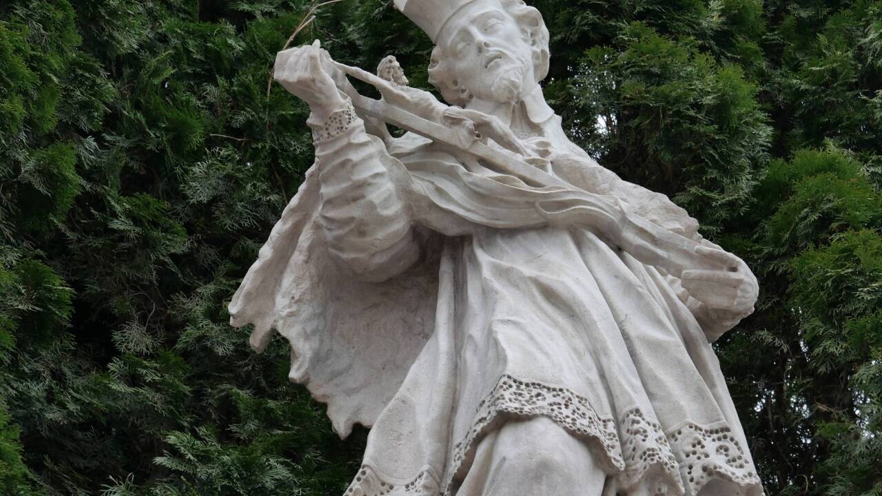 Das Steindenkmal von Josef Anton Pfaffinger ist nach der Restaurierung wieder ein Blickfang. Bei einem Obelisken fehlt noch die Kugel an der Spitze.  