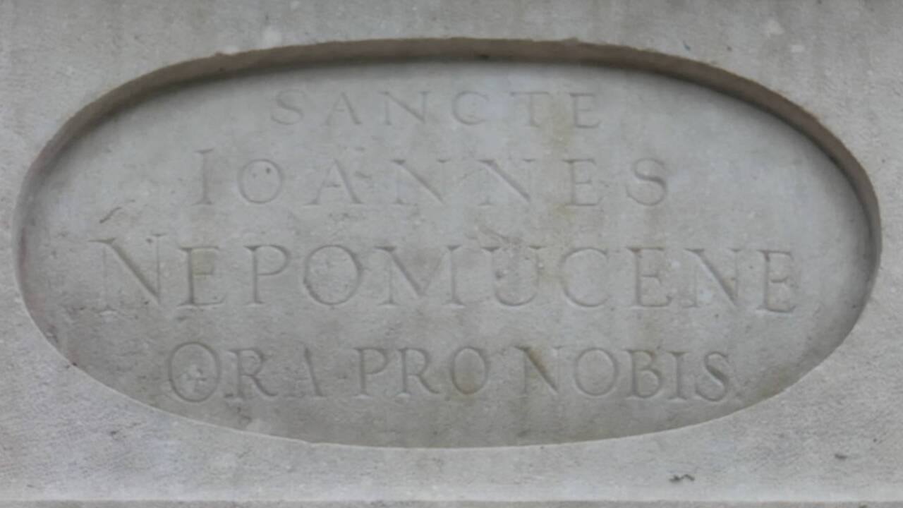 Die Inschrift auf dem Figurensockel.  