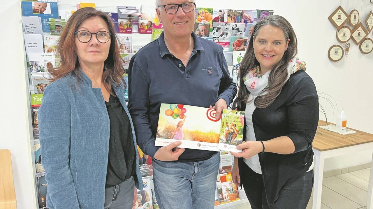 Im Bild von links: Monika Weilharter (Forum Familie) mit Peter Trattner und Eva Kössler (beide Kinderschutzzentrum Salzburg). Im Bild von links: Monika Weilharter (Forum Familie) mit Peter Trattner und Eva Kössler (beide Kinderschutzzentrum Salzburg).