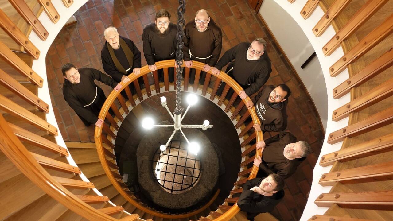 Einige der neuen Kapuzinerbrüder nehmen Aufstellung im Stiegenhaus. In der Bildmitte die alte Zisterne. 