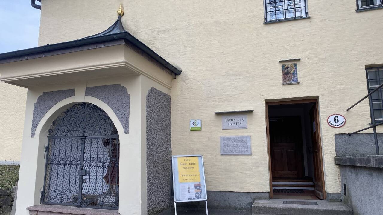 Die offene Pforte des Kapuzinerklosters. 