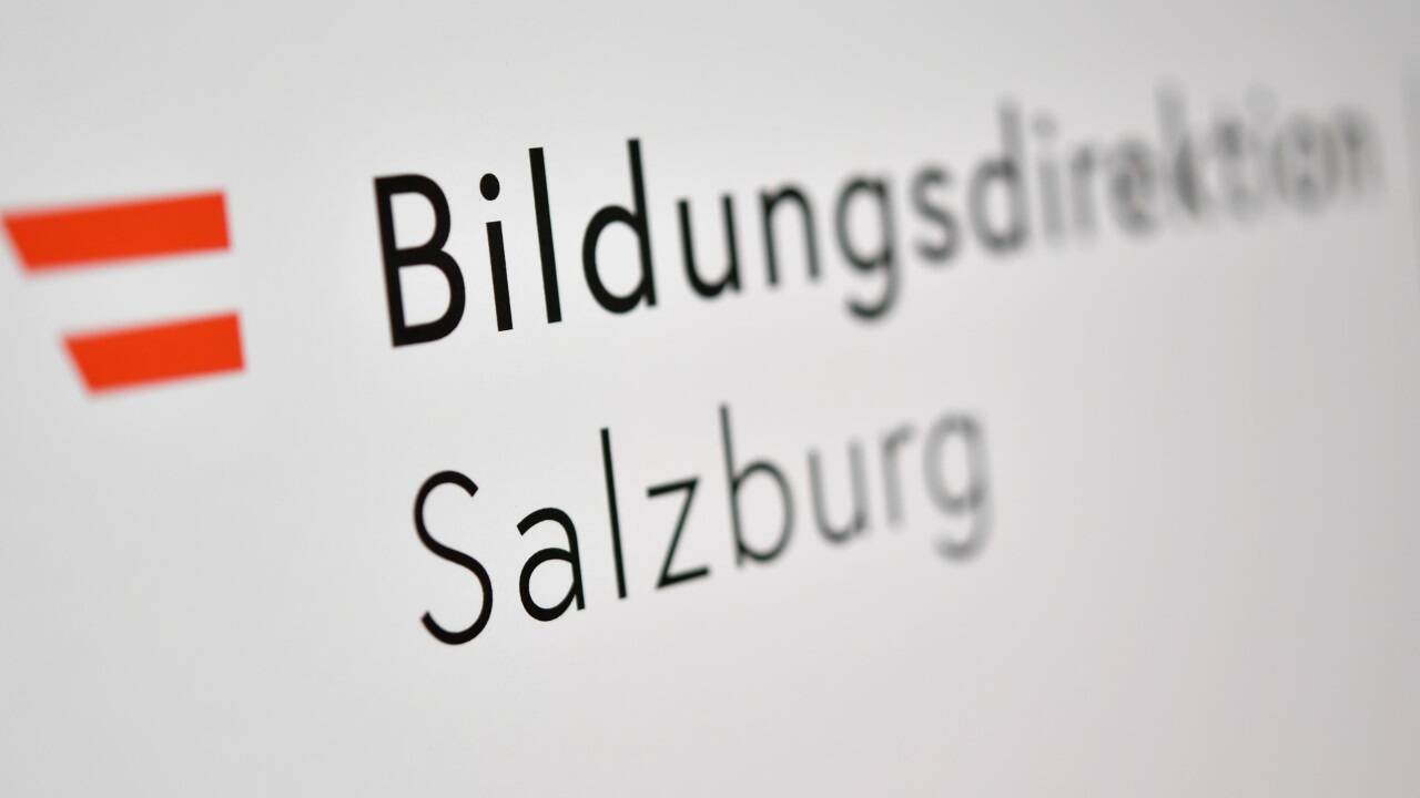 Nach Vorwürfen gegen einen Lehrer hat die Bildungsdirektion Salzburg den Pädagogen, der an einer Mittelschule im Flachgau unterrichtet, vom Dienst freigestellt.   Nach Vorwürfen gegen einen Lehrer hat die Bildungsdirektion Salzburg den Pädagogen, der an einer Mittelschule im Flachgau unterrichtet, vom Dienst freigestellt.