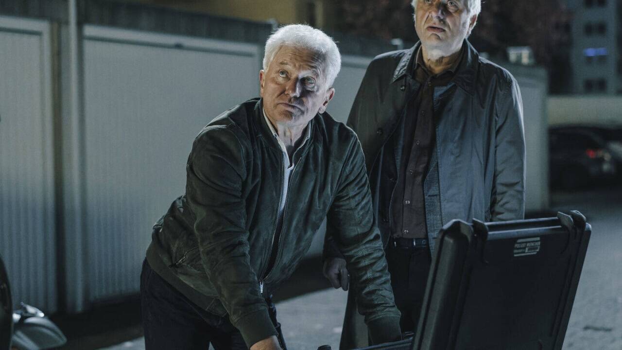 Ivo Batic (Miroslav Nemec) und Franz Leitmayr (Udo Wachtveitl) bei der Tatrekonstruktion im Hasenbergl. 