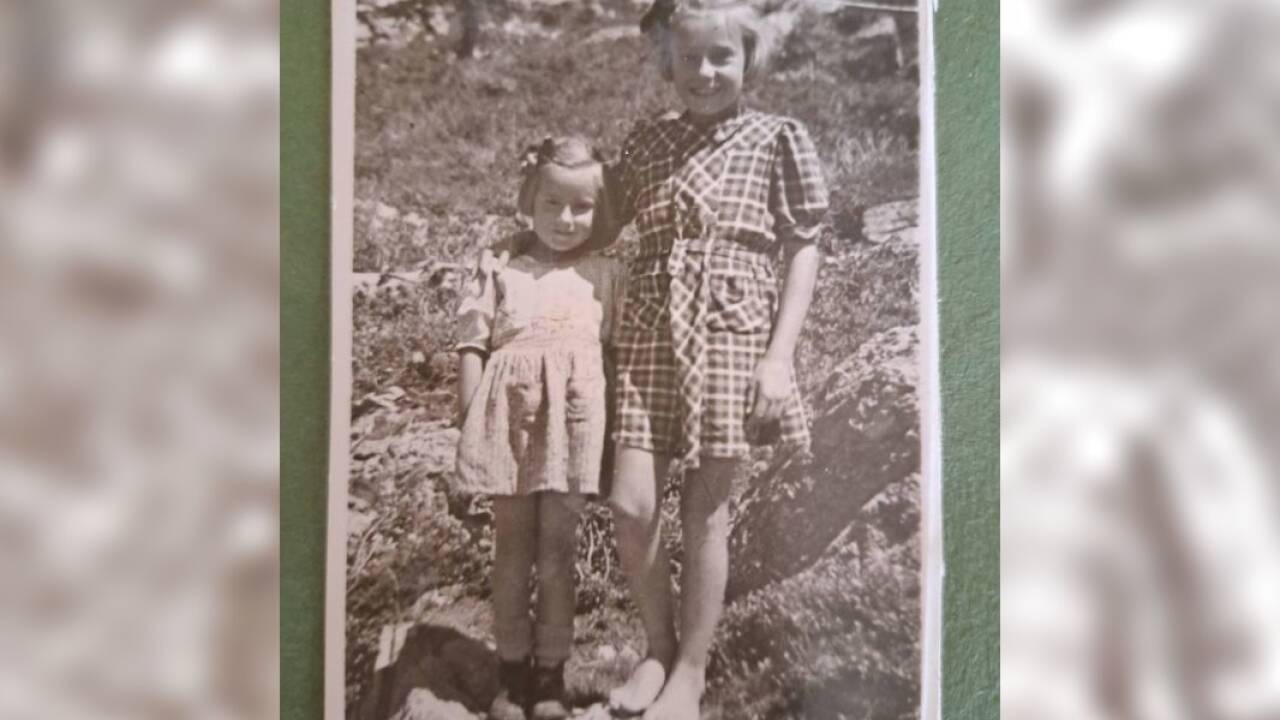 Hilde als junges Mädchen mit ihrer kleinen Schwester Frieda. 