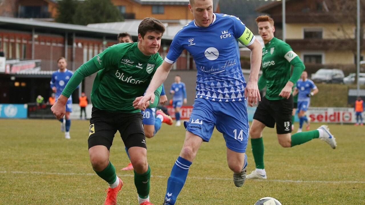 Tamas Tandari (blaues Trikot) schoss Saalfelden in Grünau sehenswert zum Sieg. 