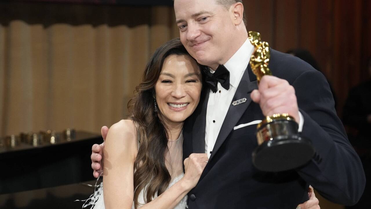 Michelle Yeoh (l.) holt sich den Oscar als beste Hauptdarstellerin („Everything Everywhere All At Once'). Brendan Fraser (r.) wurde als bester Hauptdarsteller gekürt („The Whale“) 