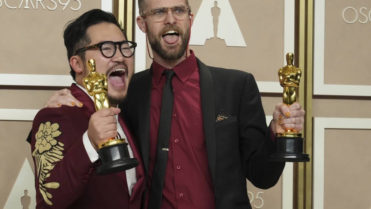 Daniel Kwan und Daniel Scheinert erhalten den Oscar in der Kategorie „Beste Regie“ für „Everything Everywhere All at Once“.  
