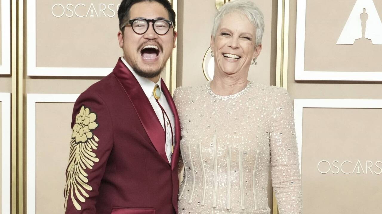 Regisseur Daniel Kwan (l.) mit Oscar-Gewinnerin Jamie Lee Curtis (r.) als beste Nebendarstellerin für 'Everything Everywhere All at Once“.  