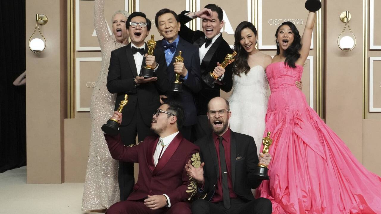 Jamie Lee Curtis (von hinten links), Ke Huy Quan, James Hong, Jonathan Wang, Michelle Yeoh und Stephanie Hsu, Daniel Kwan,(vorne links) und Daniel Scheinert – Die Gewinner des Preises für den besten Film für 'Everything Everywhere All At Once'. 