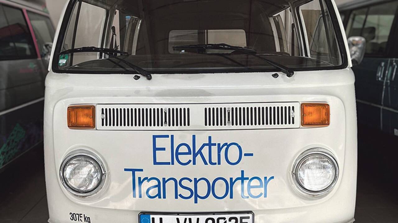 Vergangenheit trifft Zukunft: Bereits Anfang der 70er-Jahre baute VW einen Elektro-Bulli...  