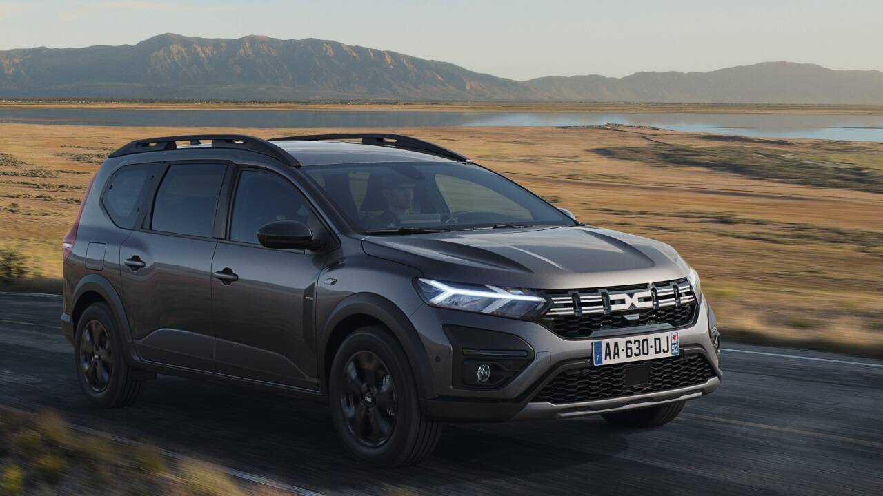 Neu ist am Dacia Jogger neben dem Vollhybridantrieb auch das Markenlogo.  