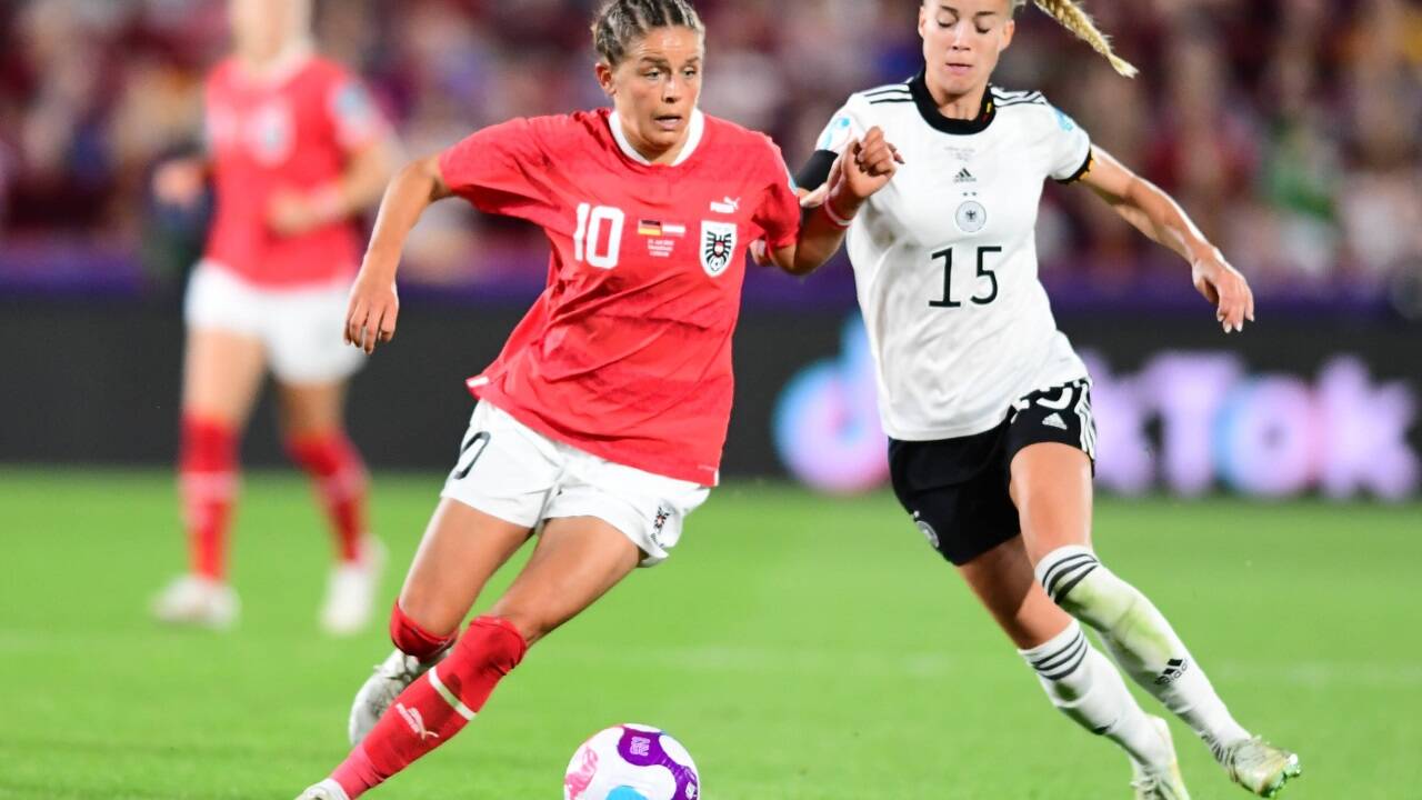 Karriere-Highlight für Laura Feiersinger: EM 2022 in England (Bild: Im Viertelfinale gegen Deutschlands Giulia Gwinn). 