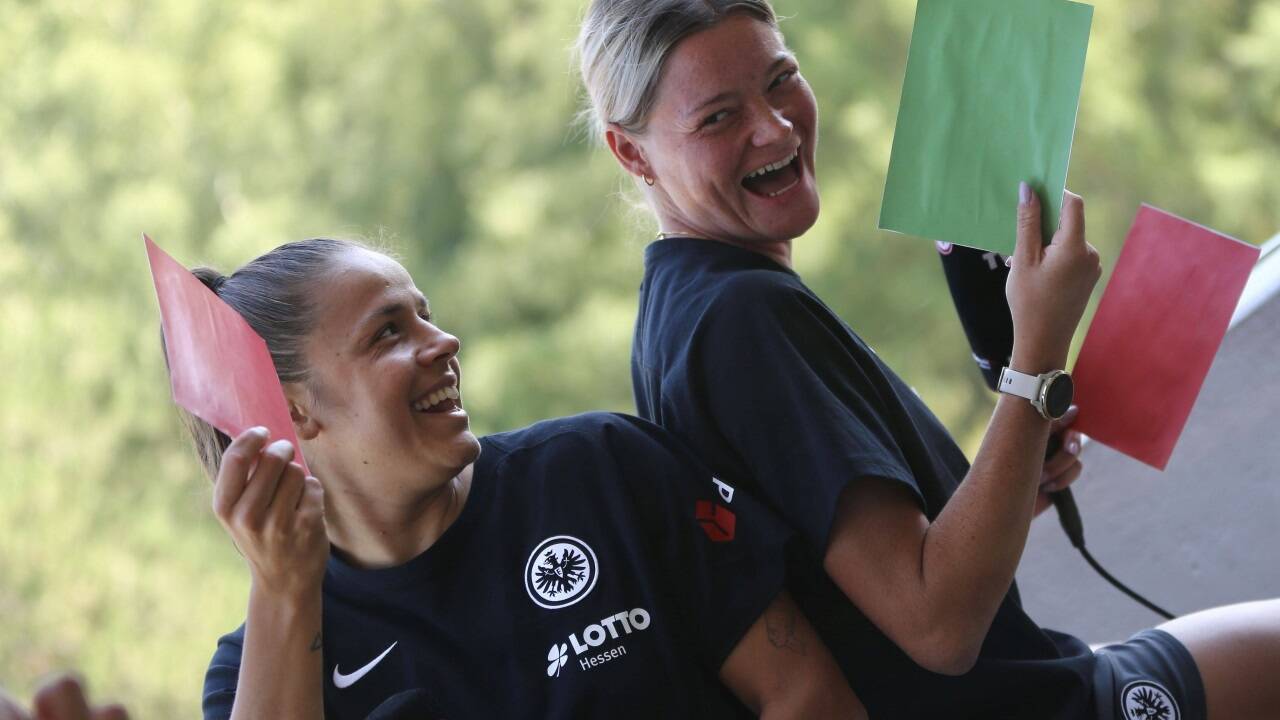 Langjährige Teamkolleginnen und familiär verbunden: Laura Feiersinger und Verena Hanshaw.  
