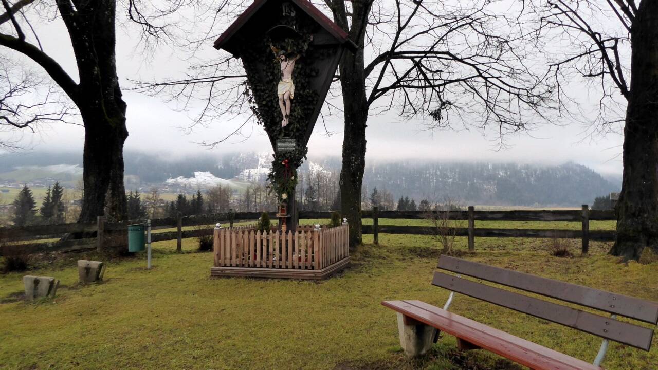Das Pestkreuz am Gründbichl (Grünbühel) wurde 1914 zur Erinnerung an die Pesttoten aufgestellt.  