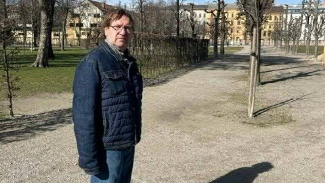 Baumkontrollor Kurt Macek im Augarten bei einer umgeschnittenen Kastanie  Baumkontrollor Kurt Macek im Augarten bei einer umgeschnittenen Kastanie