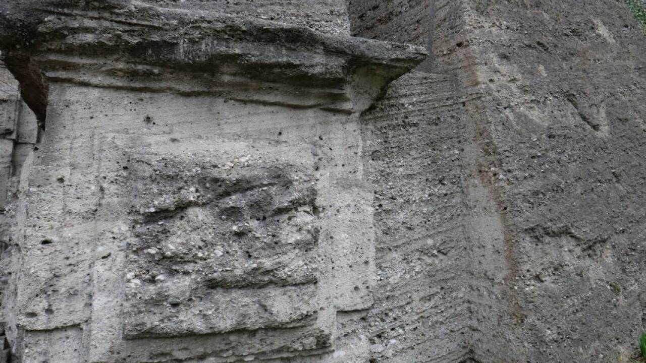 Der Stein wurde ruinenhaft bearbeitet.  