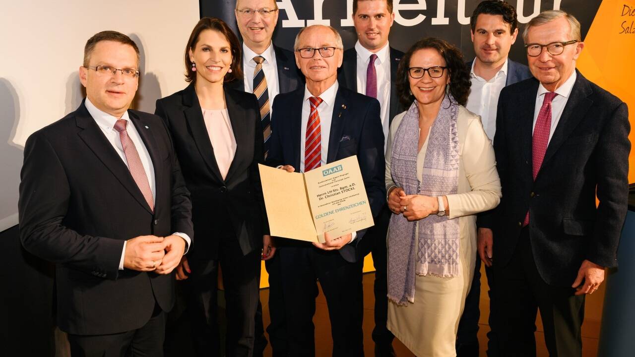 Ehrung für LH-Stv. Christian Stöckl: Er erhielt das Goldene Ehrenzeichen des ÖAAB.  