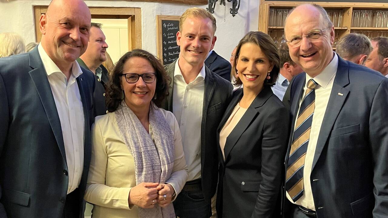 Bgm. Joachim Maislinger, Landesrätin Daniela Gutschi, Maximilian Estl (ÖAAB Wals-Siezenheim), Ministerin Karoline Edtstadler und ÖAAB-Chef Karl Zallinger.  
